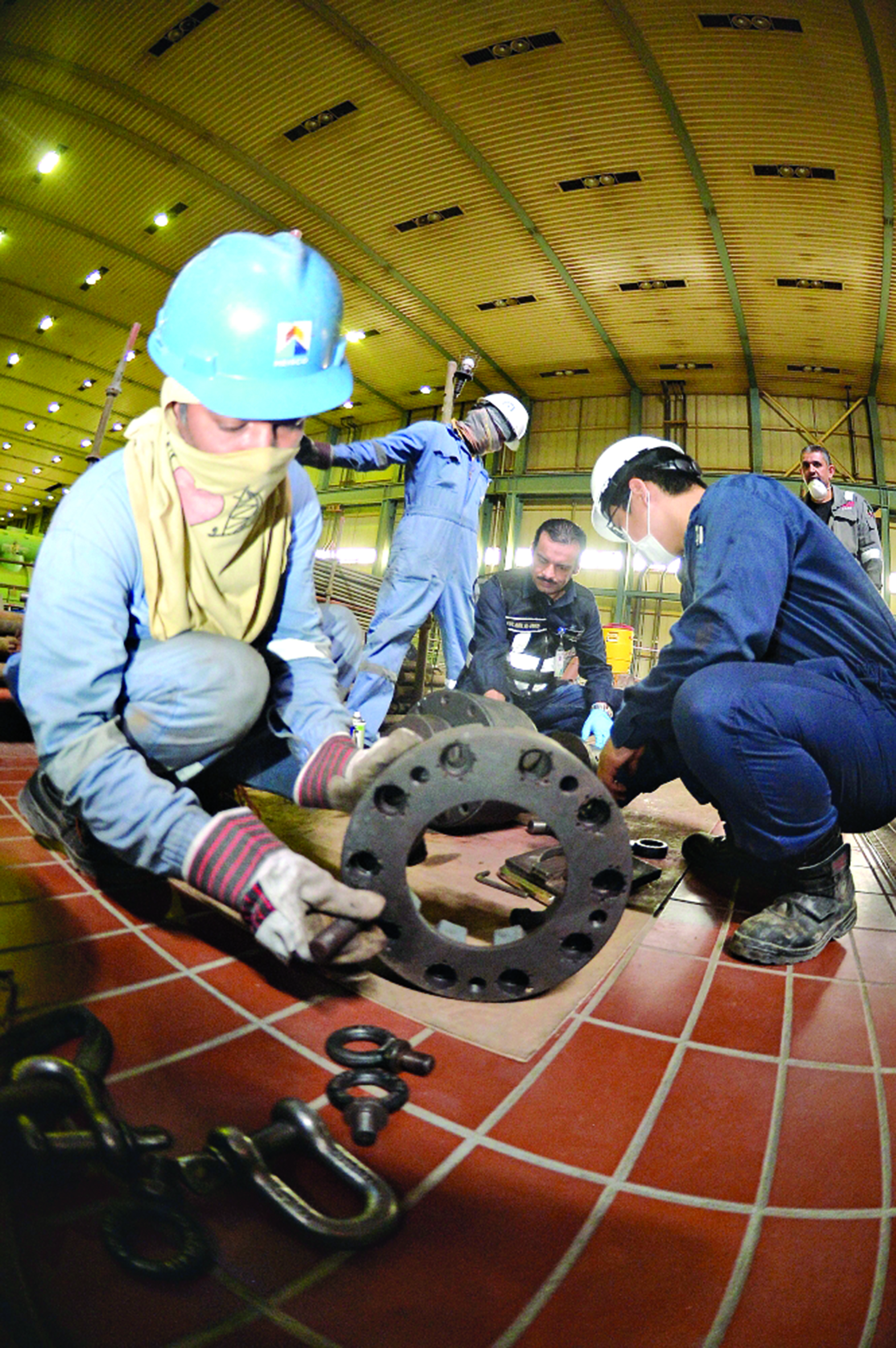 خبير ياباني يتأكد من سلامة الأعمال 