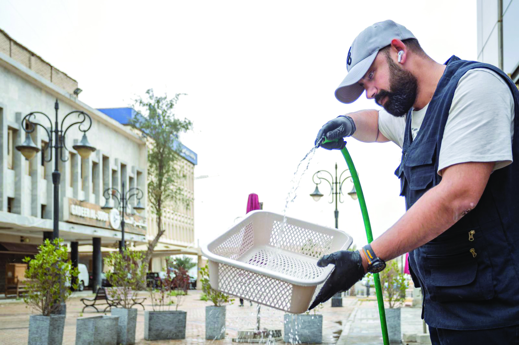 فهد العنزي يعقّم السلة الوقائية 