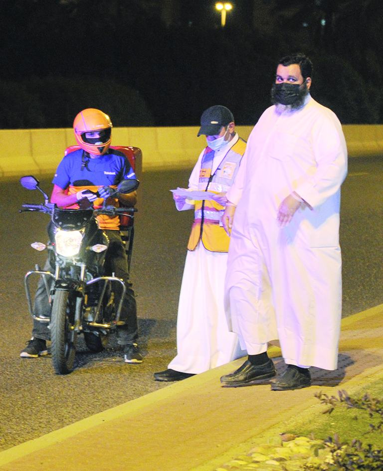 فحص أوراق أحد عمال التوصيل 