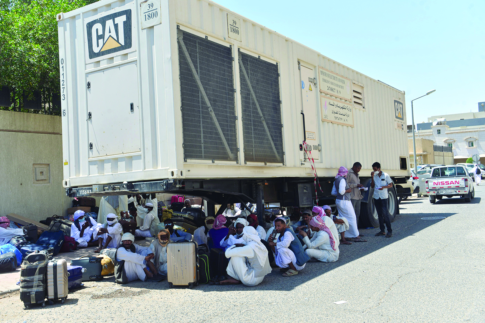 مخالفون يحتمون بمحول كهرباء من حرارة الشمس