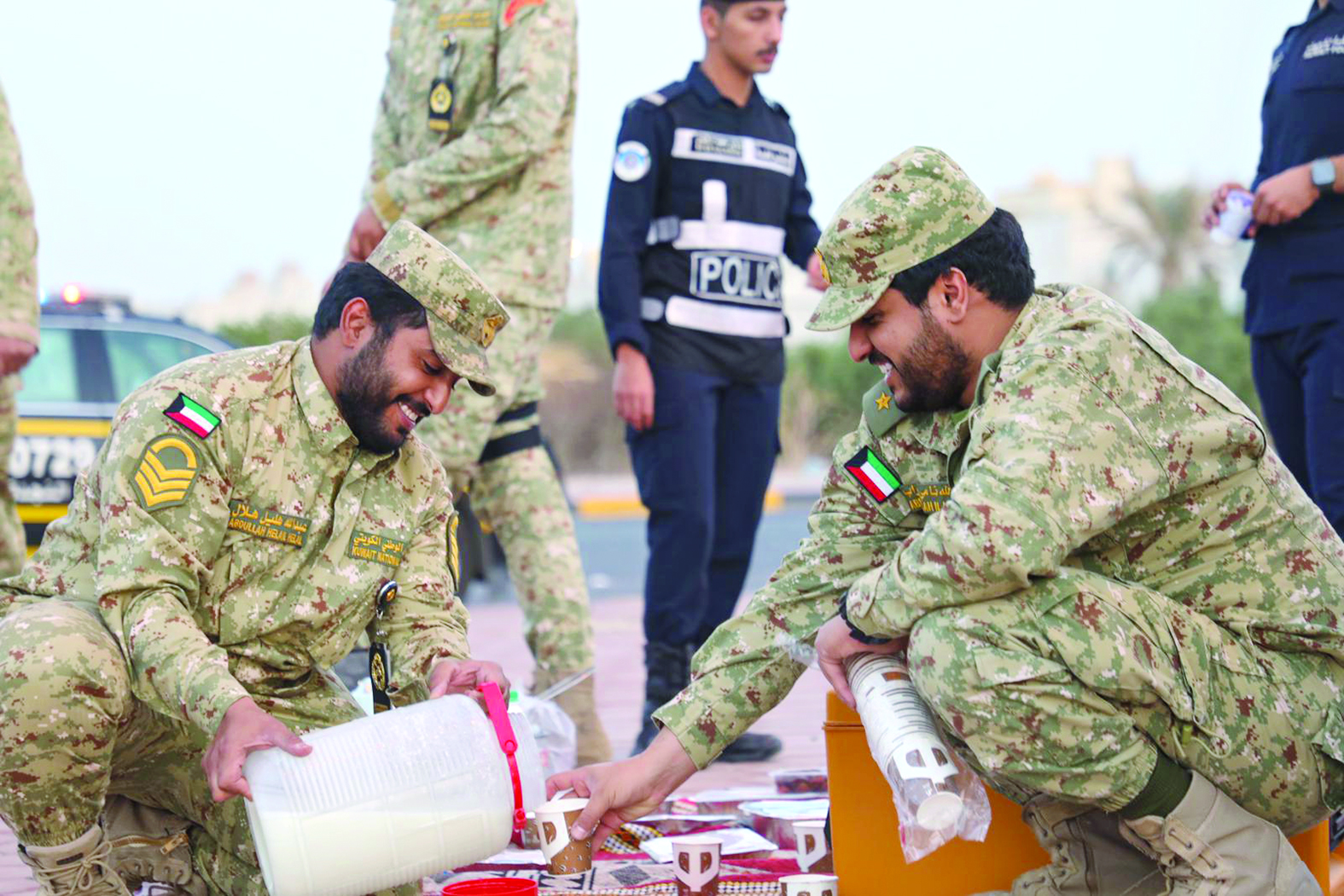 رجال الحرس يجهّزون مائدة الإفطار