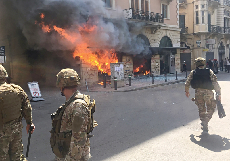 u0639u0633u0643u0631u064au0648u0646 u0648u0645u062fu0646u064au0648u0646 u0623u0645u0627u0645 u0645u0635u0631u0641 u064au062du062au0631u0642 u0641u064a u0637u0631u0627u0628u0644u0633 t(u0631u0648u064au062au0631u0632)