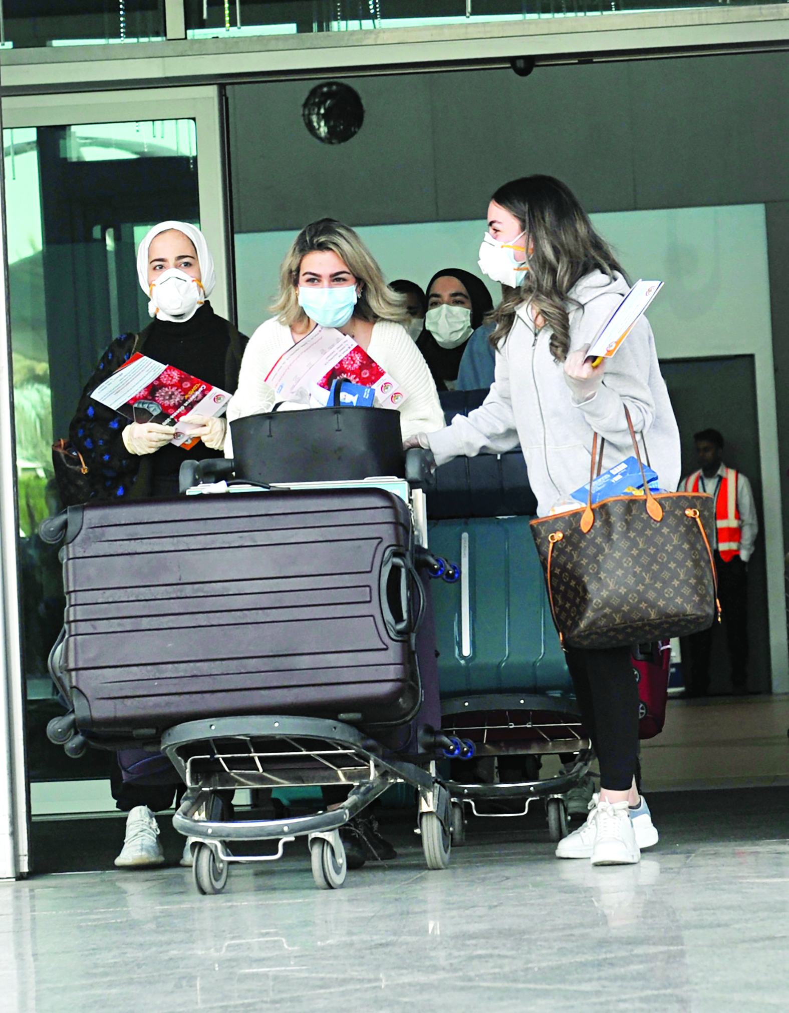 طالبات لدى خروجهن من المطار