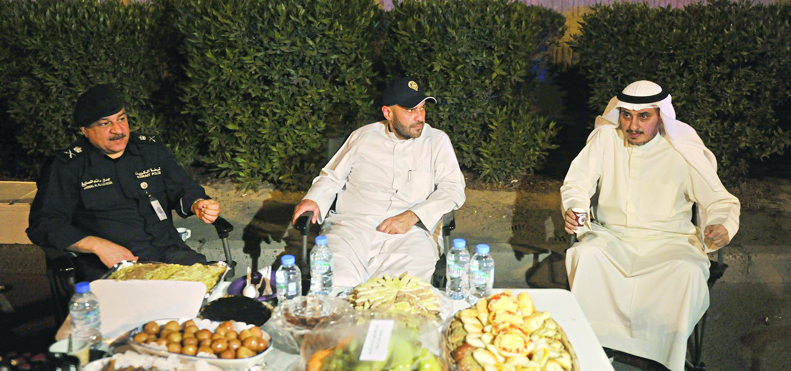 u0627u0644u0645u0646u0641u0648u062du064a u0648u0627u0644u0635u0627u0644u062d... u062cu0644u0648u0633u0627u064b u0639u0644u0649 u0647u0627u0645u0634 u0627u0644u062cu0648u0644u0629         t             (u062au0635u0648u064au0631 u0633u0639u0648u062f u0633u0627u0644u0645)