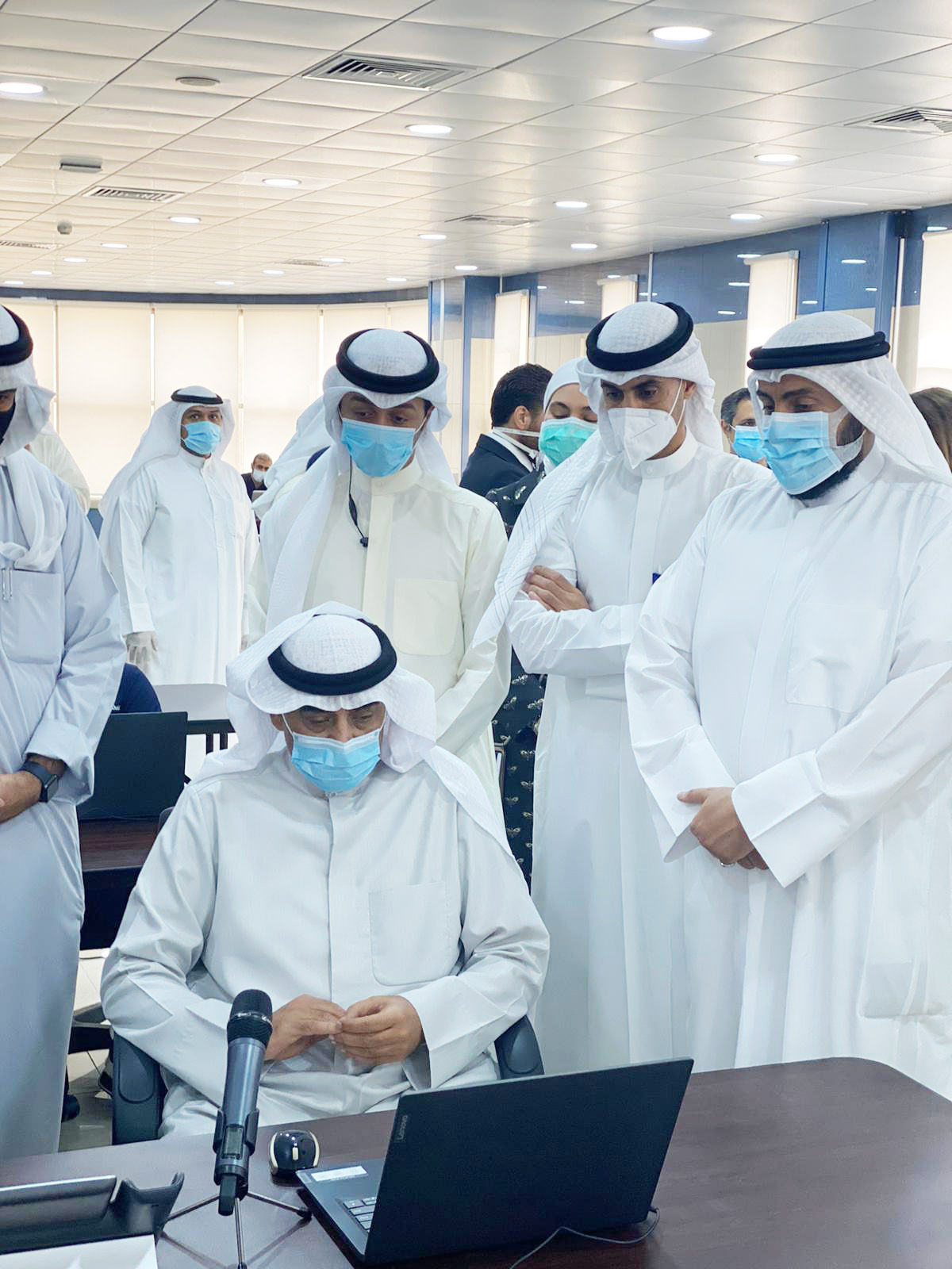 رئيس الوزراء في مركز العمليات ووحدة الاتصال والمتابعة الخاصة بتطبيق «شلونك»