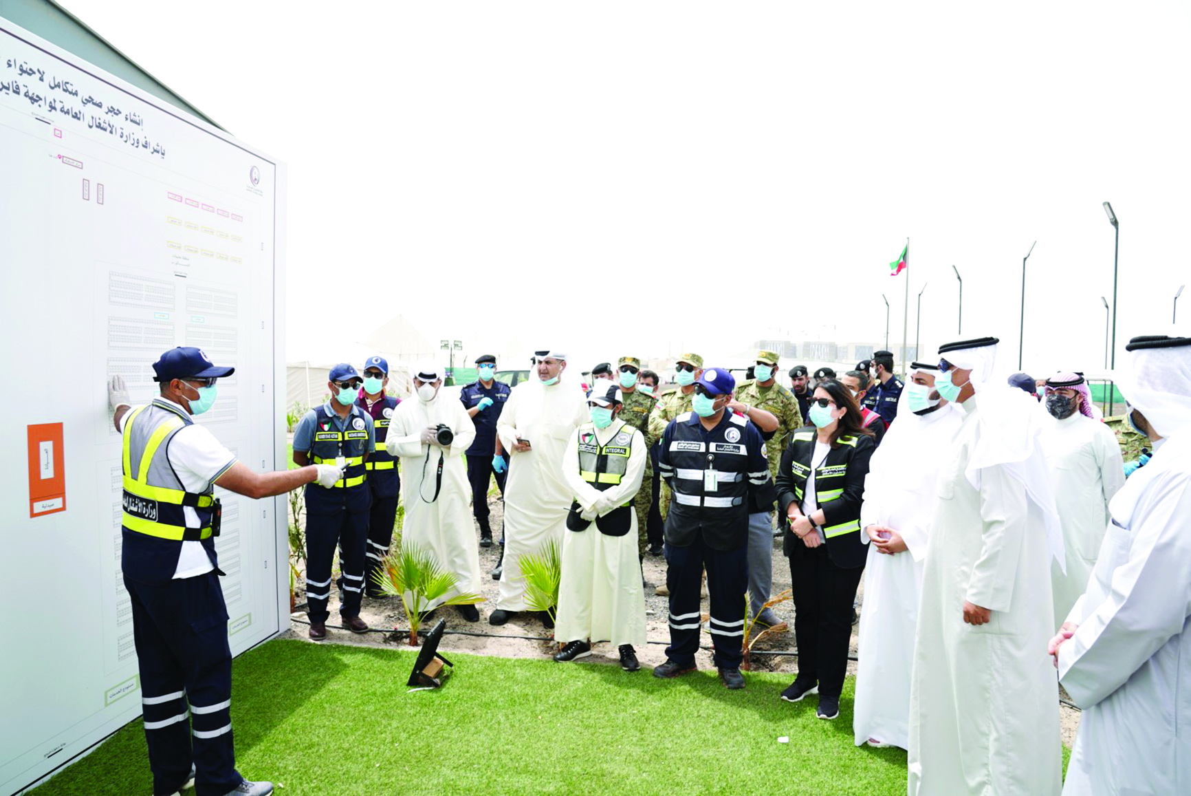 ... وخلال جولته في المستشفى الميداني في العارضية 