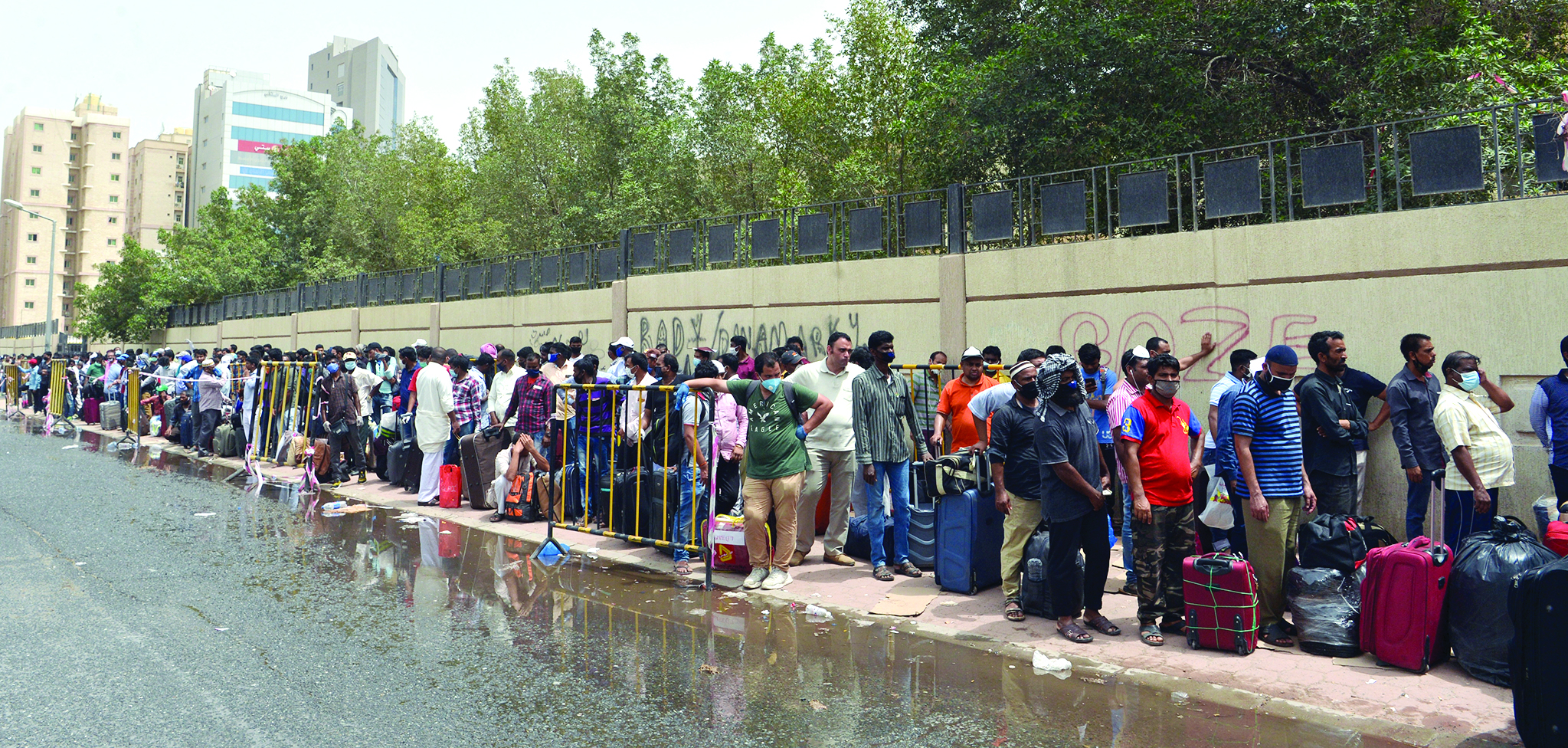 طابور طويل من المخالفين       	         (تصوير نايف العقلة)