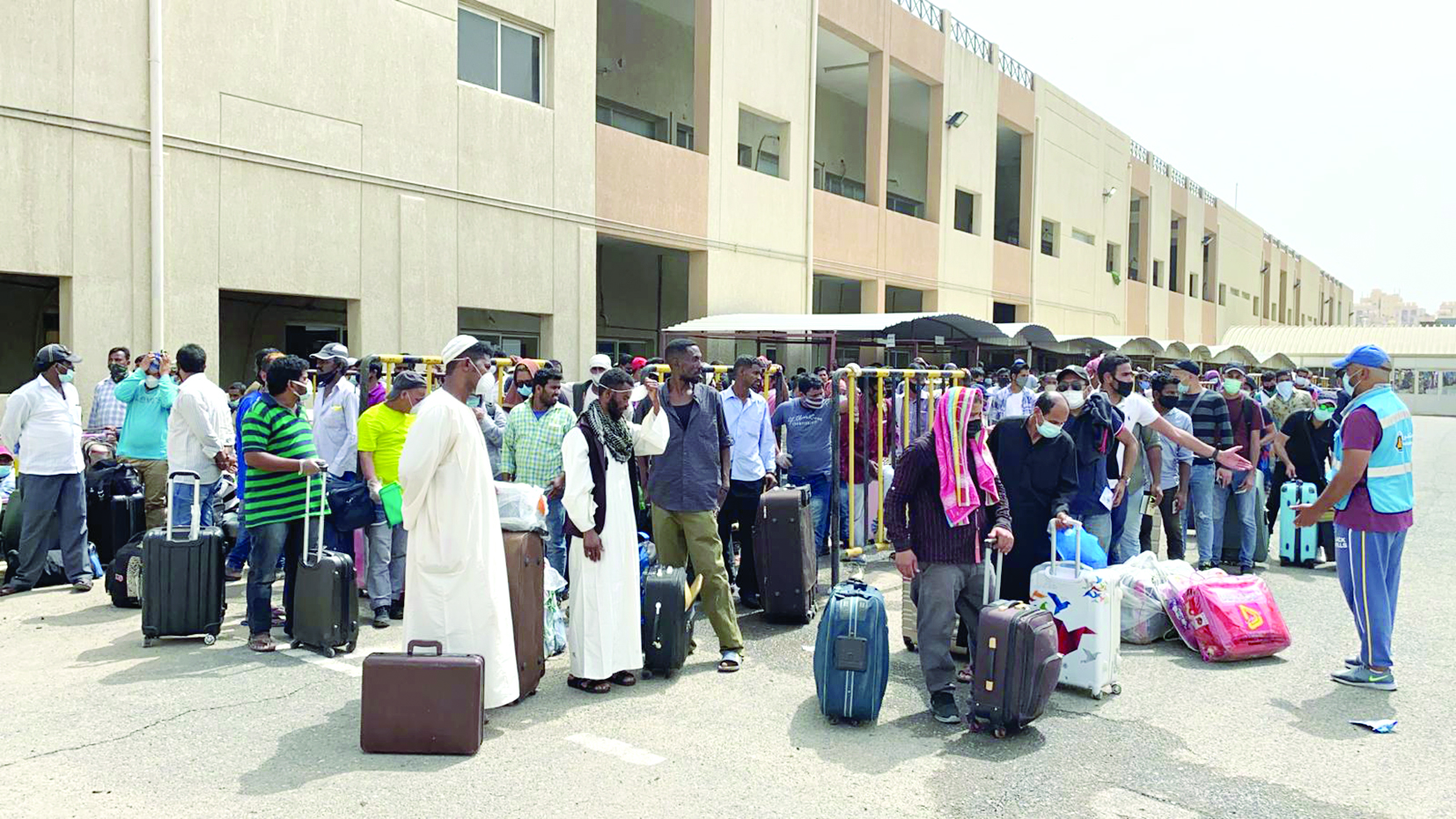 مخالفون داخل المركز