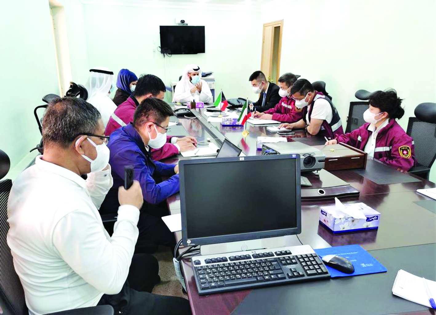 الفريق الصيني خلال لقاءاته في الكويت 	(شينخوا)