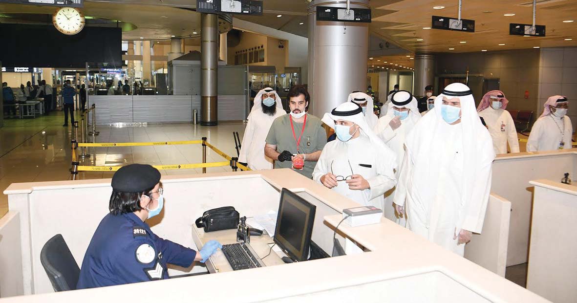 الناصر والحمود لدى تفقدهما المطار قبيل وصول الرحلات