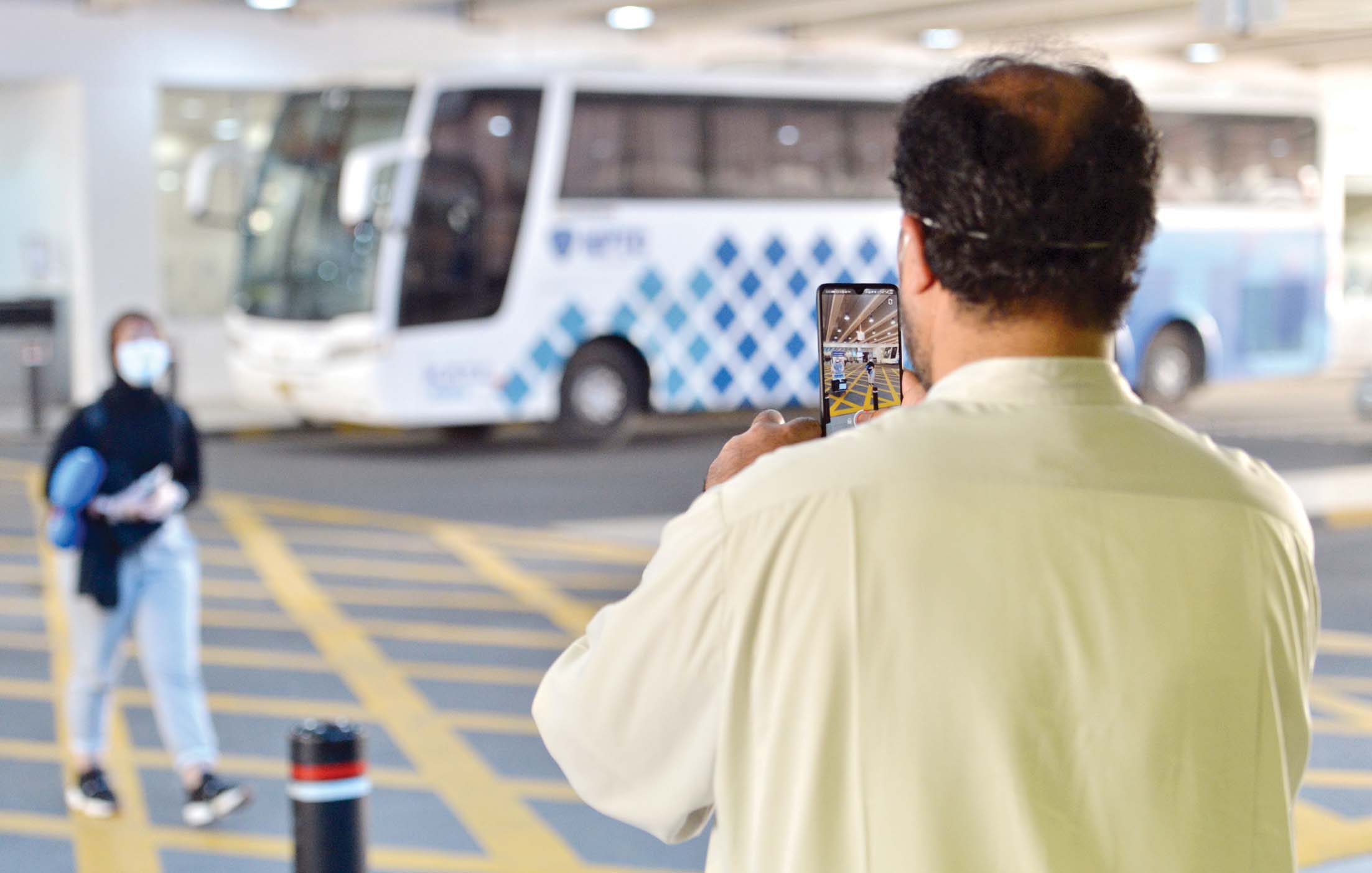 مواطن يوثق عودة ابنته بالهاتف	 (تصوير نايف العقلة)