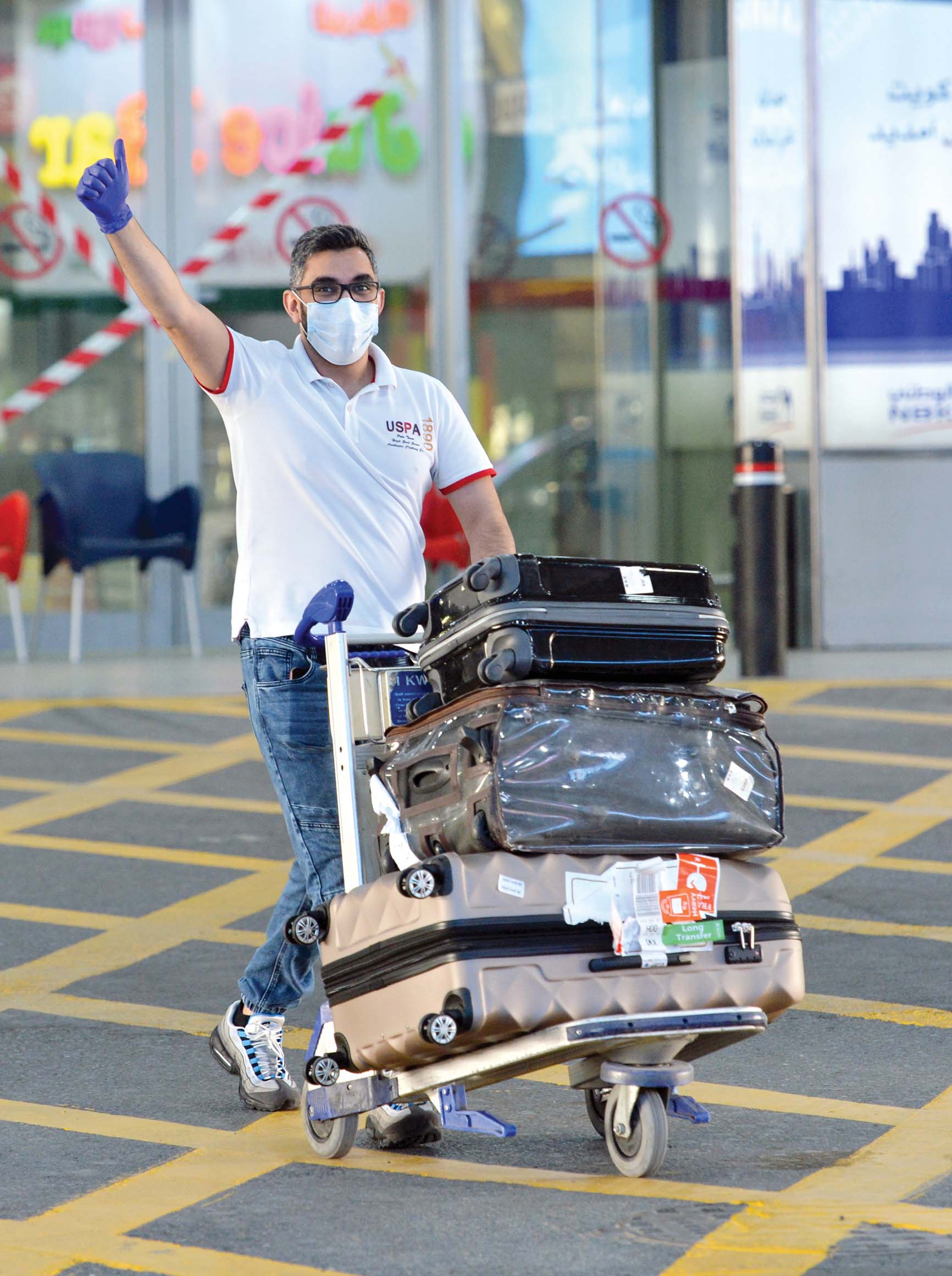 طالب يرفع علامة الرضا بعد وصوله