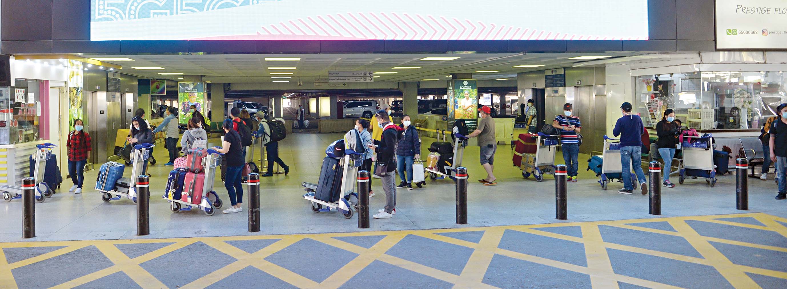 طلبة وصلوا في اليوم الثالث للإجلاء 	(تصوير نايف العقلة)