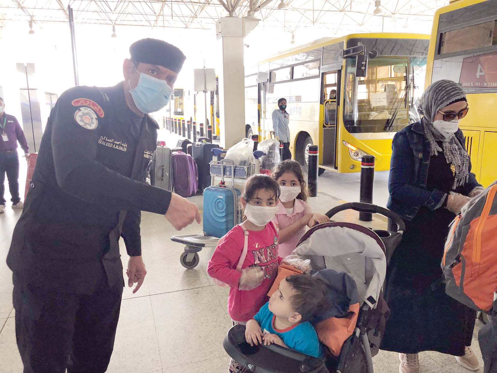 اللواء وليد الصالح يتابع تسهيل مغادرة المصريين