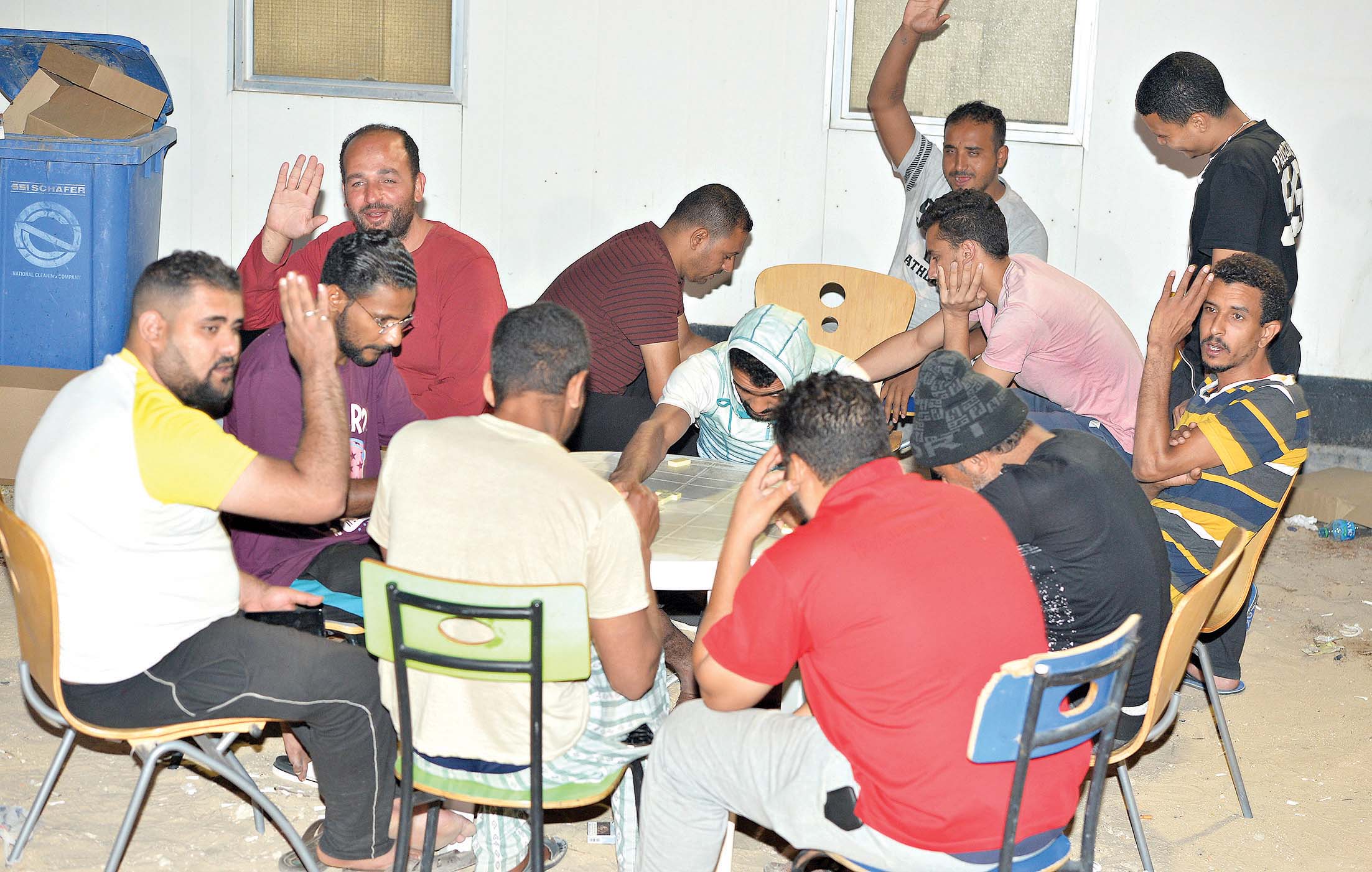 يلعبون الدومينو