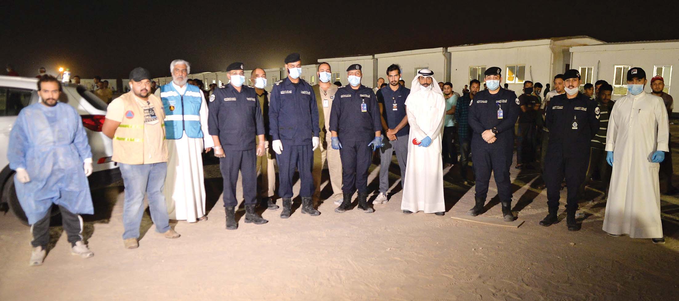 لقطة جماعية للضباط القائمين على المركز والمتطوعين