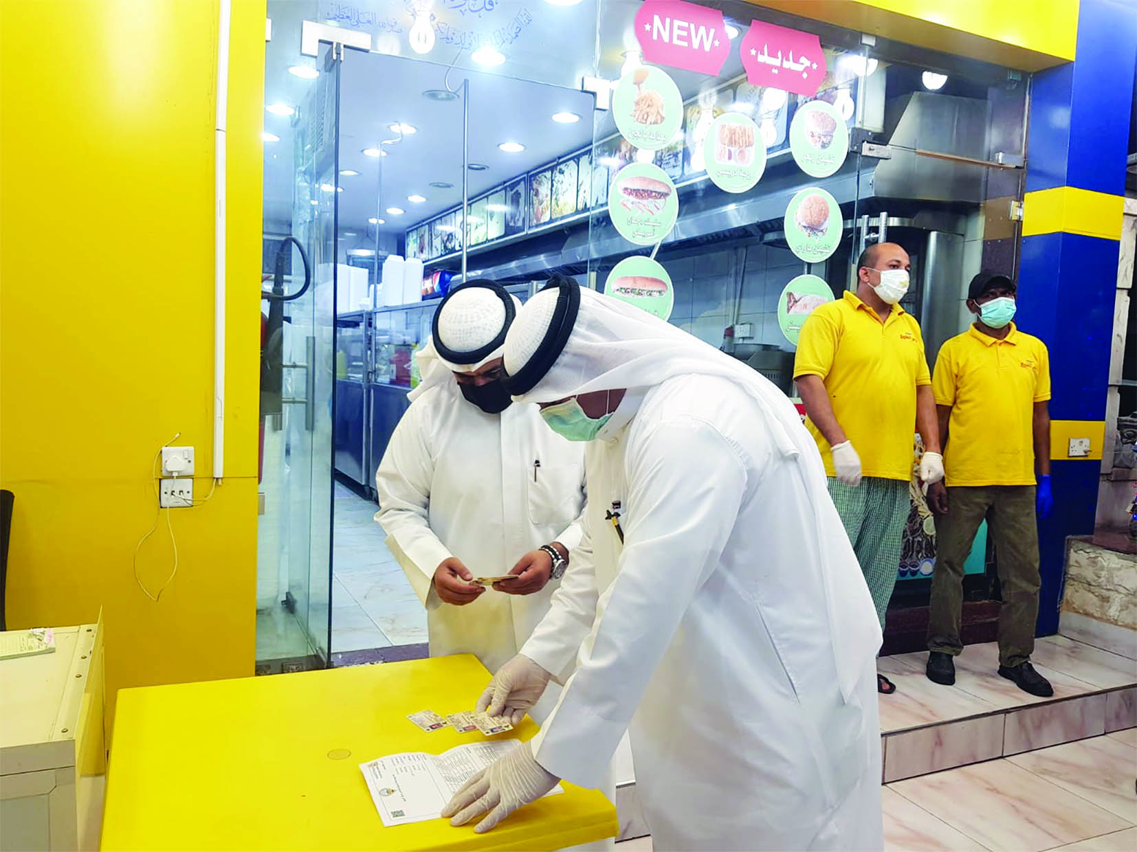  التدقيق على هويات العمال وترخيص أحد المطاعم