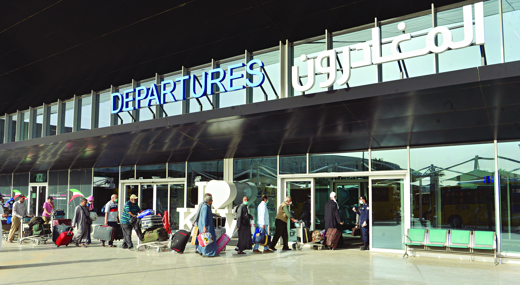 u0645u0635u0631u064au0648u0646 u0641u064a u0637u0631u064au0642u0647u0645 u0625u0644u0649 u0645u063au0627u062fu0631u0629 u0627u0644u0643u0648u064au062a t   (u062au0635u0648u064au0631 u0646u0627u064au0641 u0627u0644u0639u0642u0644u0629)