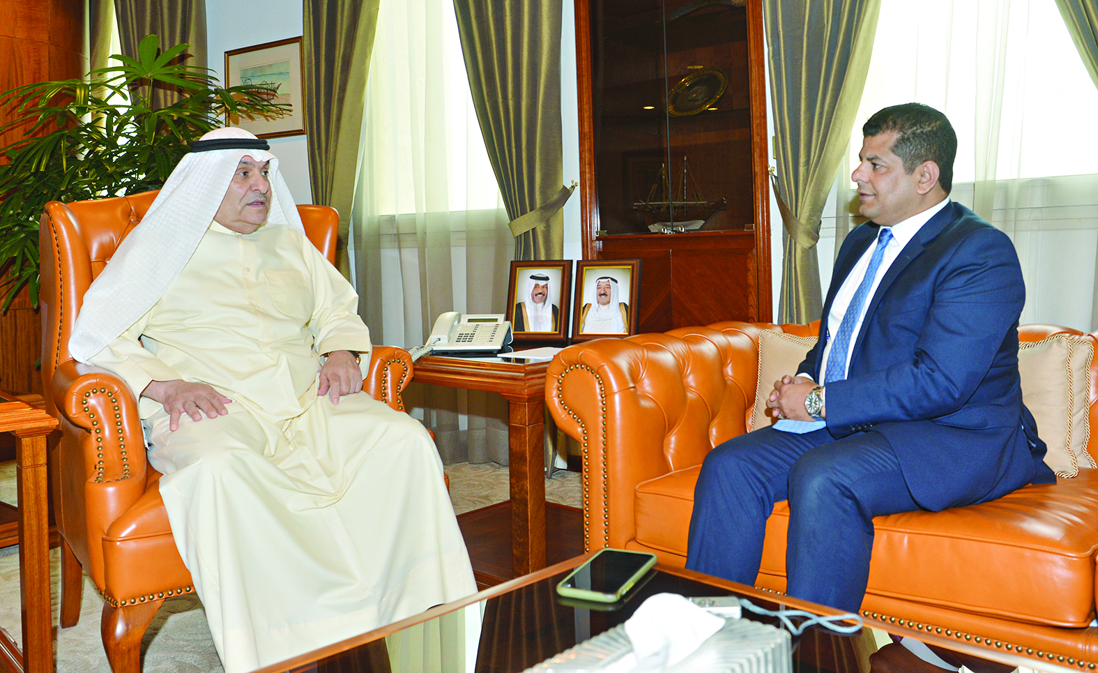 محمد الصقر متحدثاً للزميل رضا السناري	(تصوير نايف العقلة)