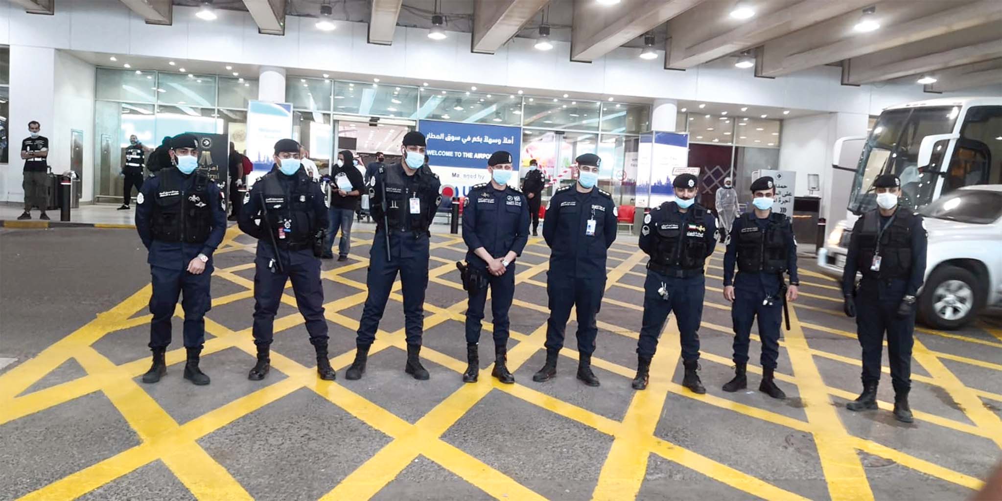ضباط وأفراد أمن المبنى «T1» في صورة جماعية بعد  وصول آخر رحلة