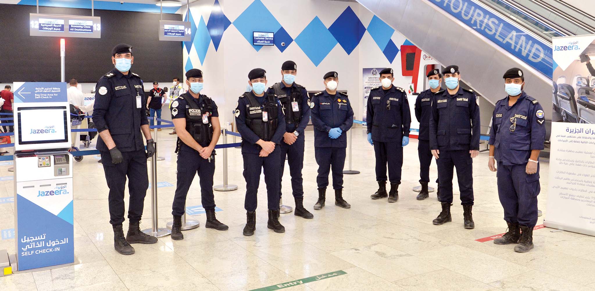 العميد عبد العزيز الهزاع على رأس قوة أمنية لتنظيم المغادرة في مبنى طيران الجزيرة