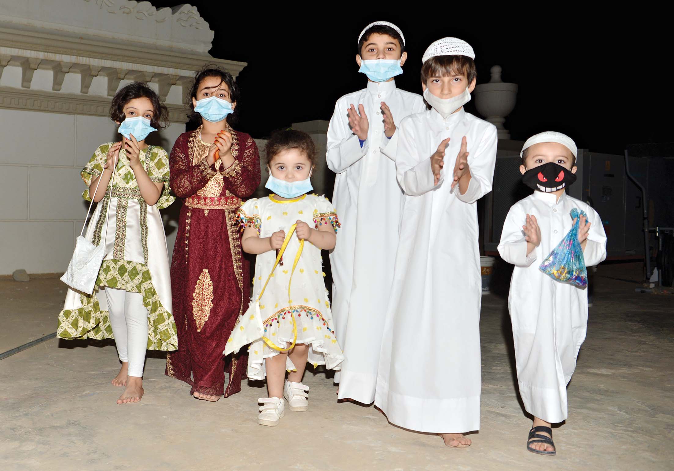 احتفال داخل الدار                                                                                               (تصوير نايف العقله)