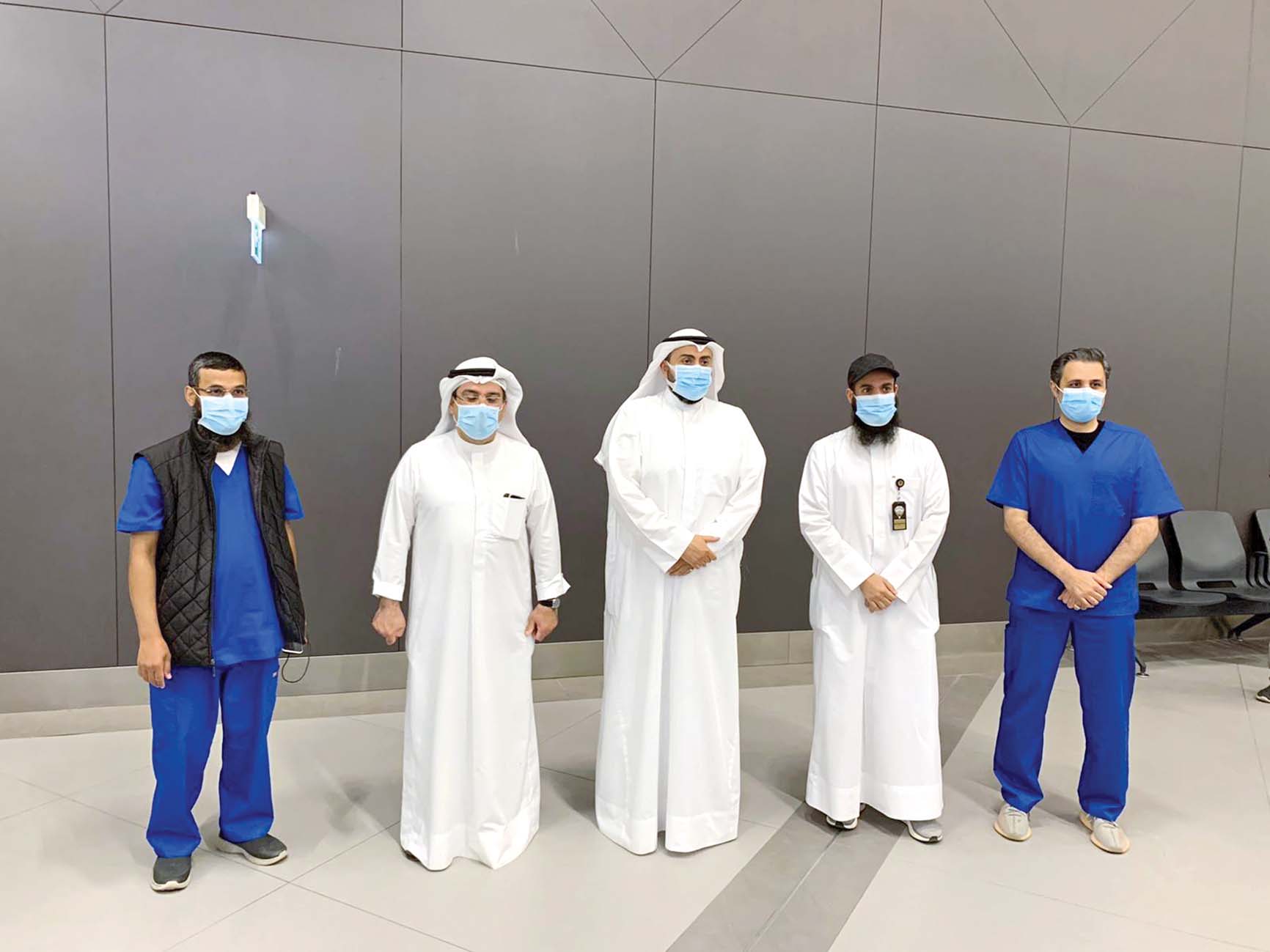 الوزير الصباح متوسطاً رضا والطشة والمطيري والكندري  