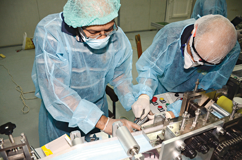 العمل في مصنع الشركة 