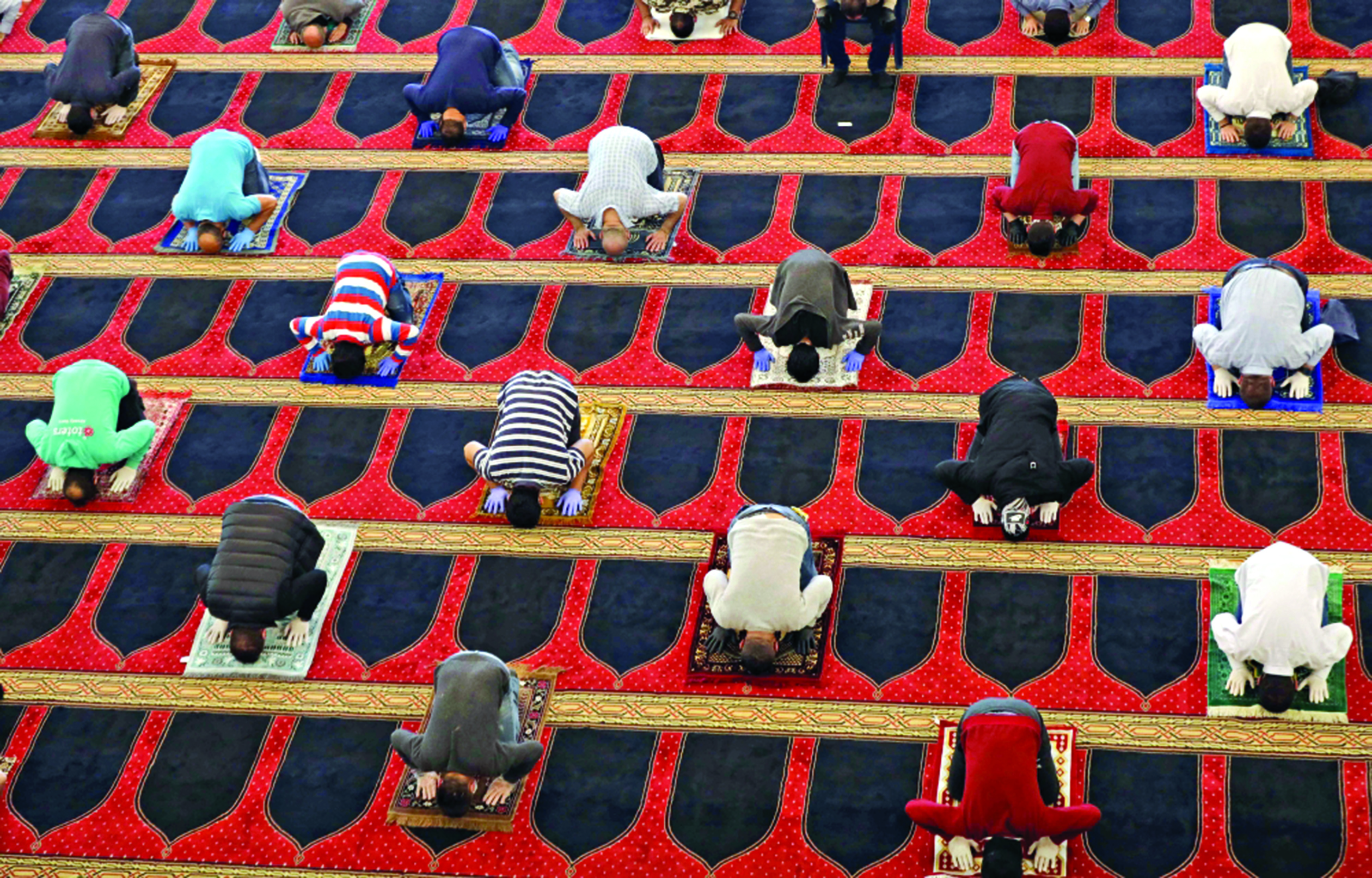 u0645u0635u0644u0648u0646 u064au0624u062fu0648u0646 u0635u0644u0627u0629 u0627u0644u062cu0645u0639u0629 u062eu0644u0627u0644 u0634u0647u0631 u0631u0645u0636u0627u0646 u0627u0644u0645u0628u0627u0631u0643 u0645u0639 u0627u0644u062du0641u0627u0638 u0639u0644u0649 u0645u0633u0627u0641u0629 u0622u0645u0646u0629 u0641u064a u0645u0633u062cu062f u0645u062du0645u062f u0627u0644u0623u0645u064au0646 u0641u064a u0648u0633u0637 u0628u064au0631u0648u062at(u0623 u0641 u0628)