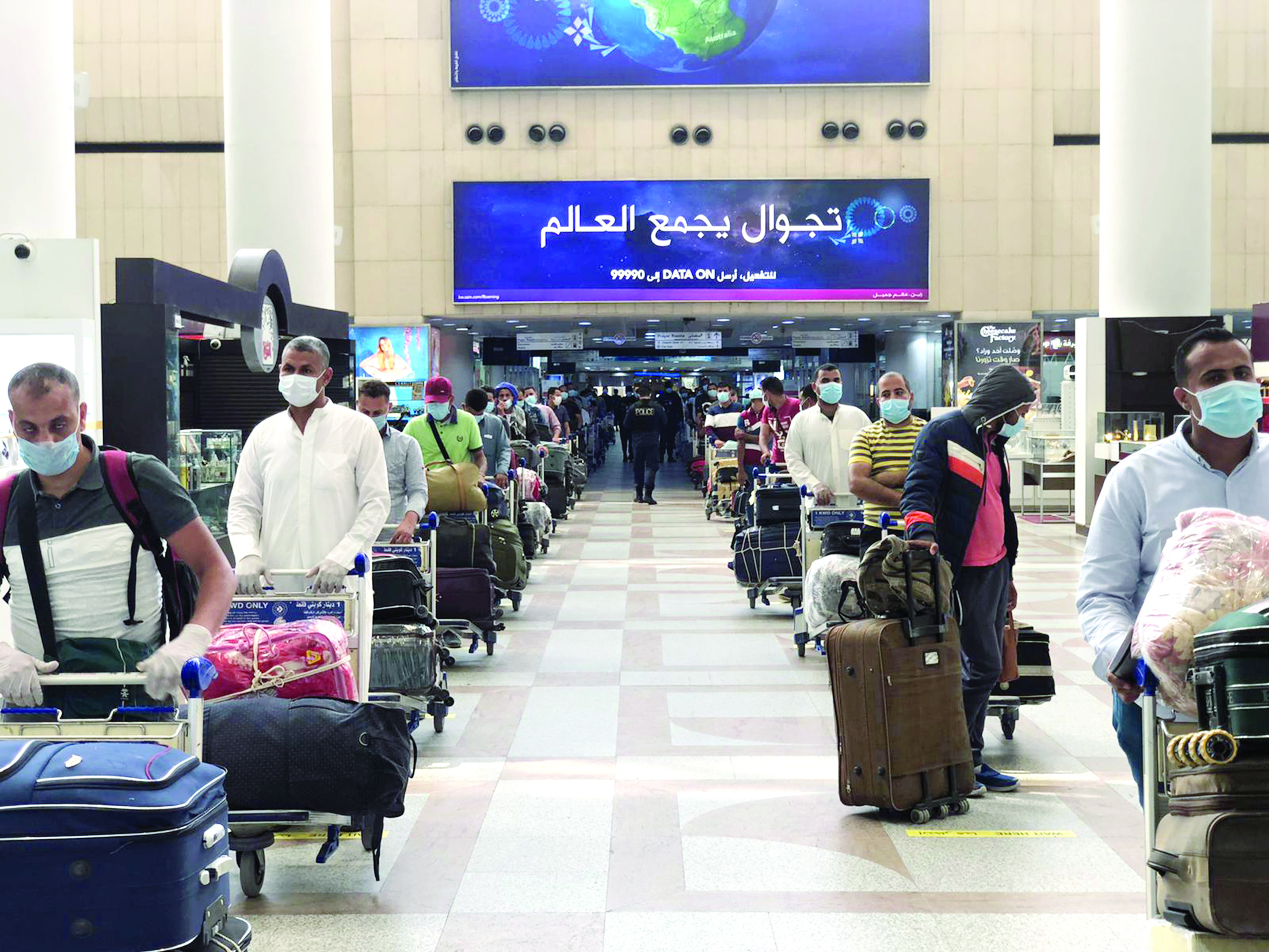 u0628u0639u0636 u0623u0628u0646u0627u0621 u0627u0644u062cu0627u0644u064au0629 u0627u0644u0645u0635u0631u064au0629 u0641u064a u0645u0637u0627u0631 u0627u0644u0643u0648u064au062a u0642u0628u064au0644 u0645u063au0627u062fu0631u062au0647u0645 u0627u0644u0628u0644u0627u062f