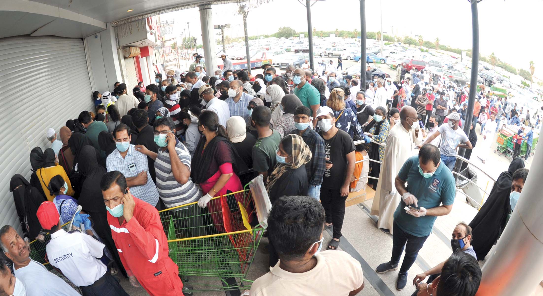 اختناق بلا مراعاة للإجراءات الصحية أمام أحد الأسواق     	(تصوير سعود سالم)