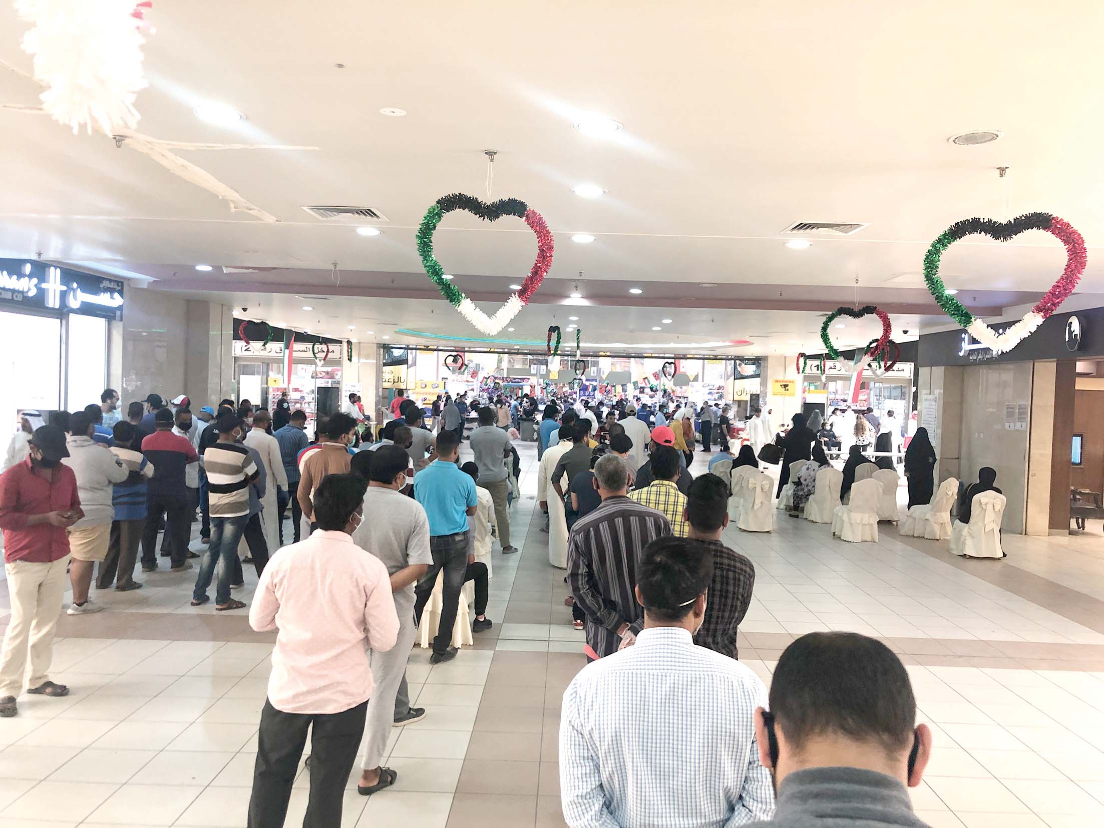 طوابير داخل وخارج السوق المركزي لجمعية الأندلس 