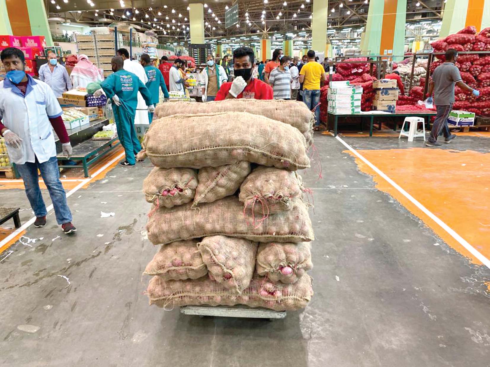 سوق الفرضة... ازدحام بالمتسوقين والسلع