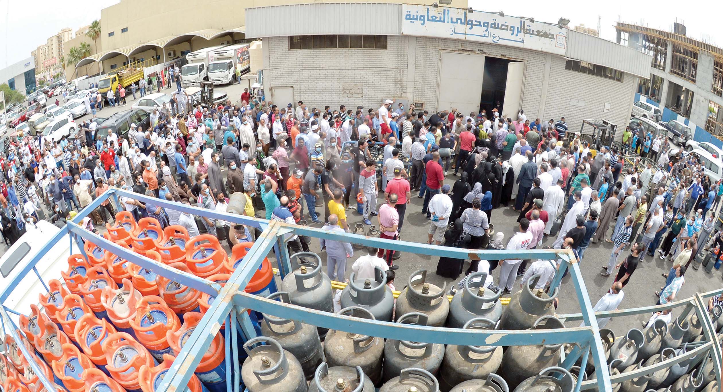 ازدحام كبير أمام فرع الغاز لجمعية حولي                           	                  (تصوير أسعد عبدالله)