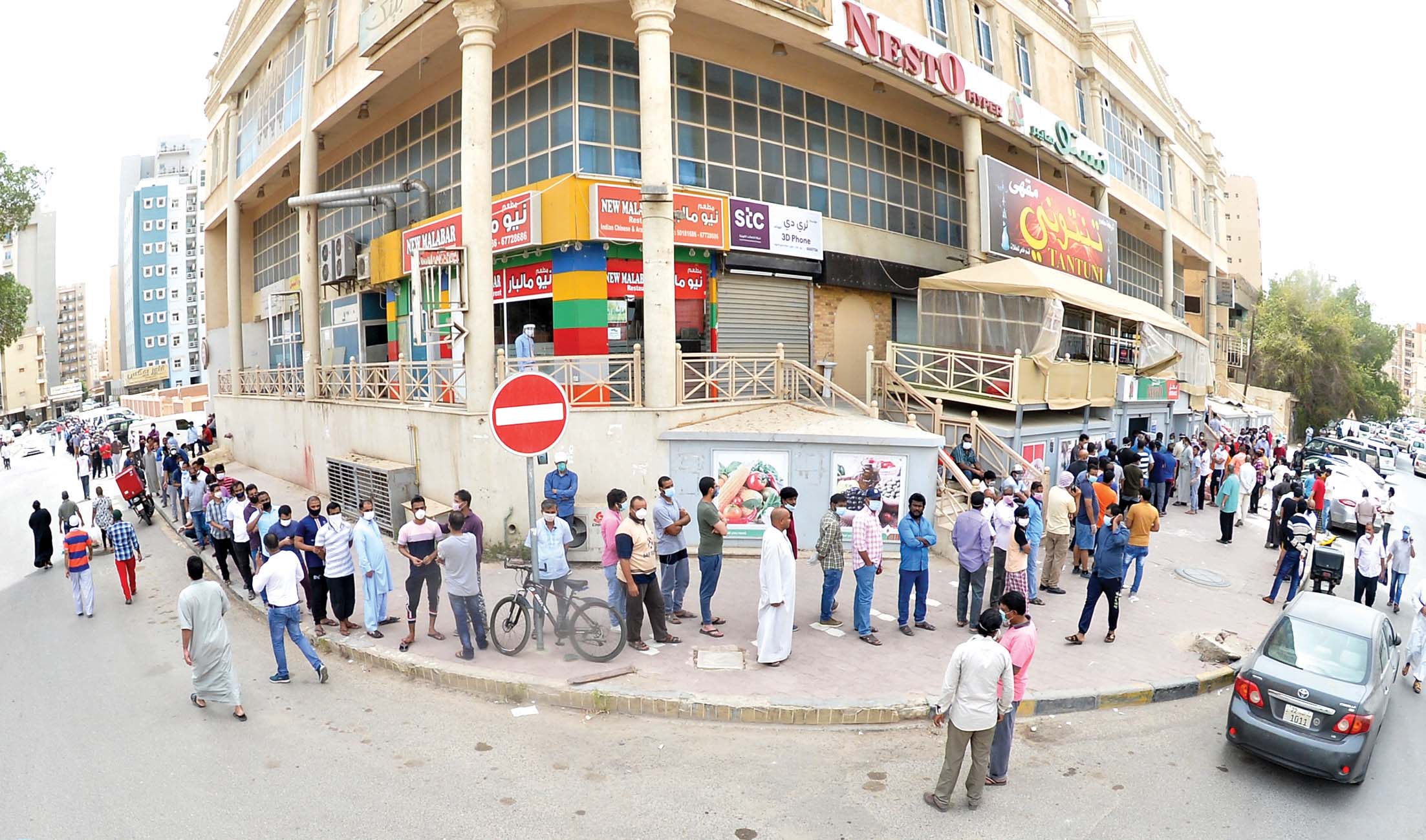 طابور بلا نهاية  	(تصوير نايف العقلة)