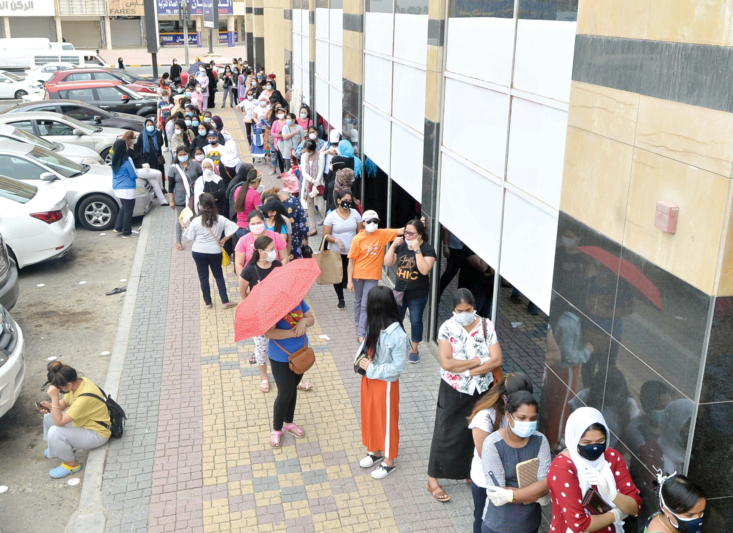 ... وطابور نسائي