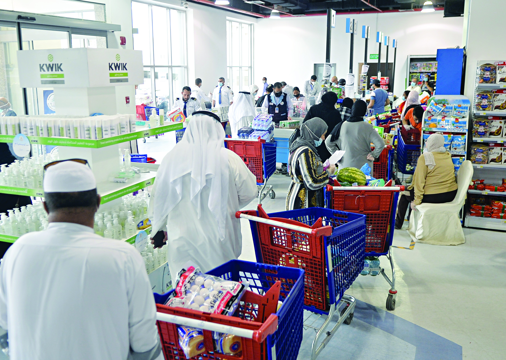 طابور أمام الكاشير 