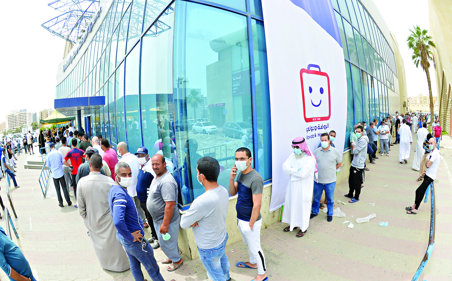 في انتظار الدخول إلى جمعية الروضة وحولي