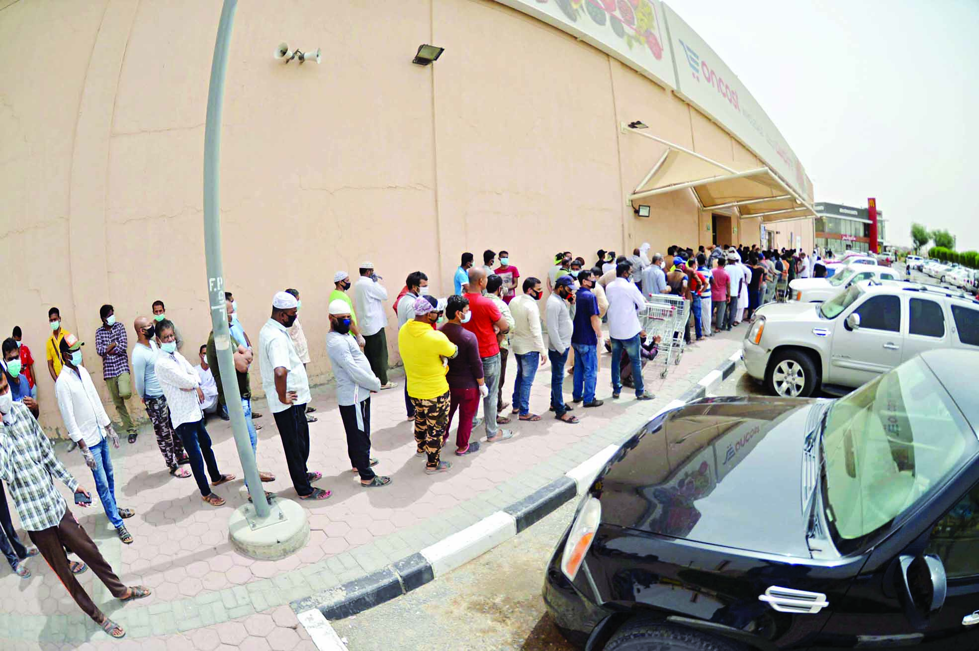 طابور طويل ومزدوج أمام سوق مواز