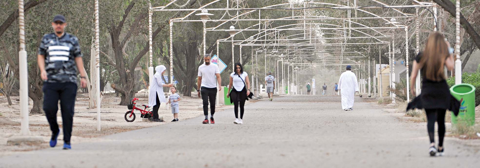 ممارسة المشي من كل الأعمار 	(تصوير سعود سالم)