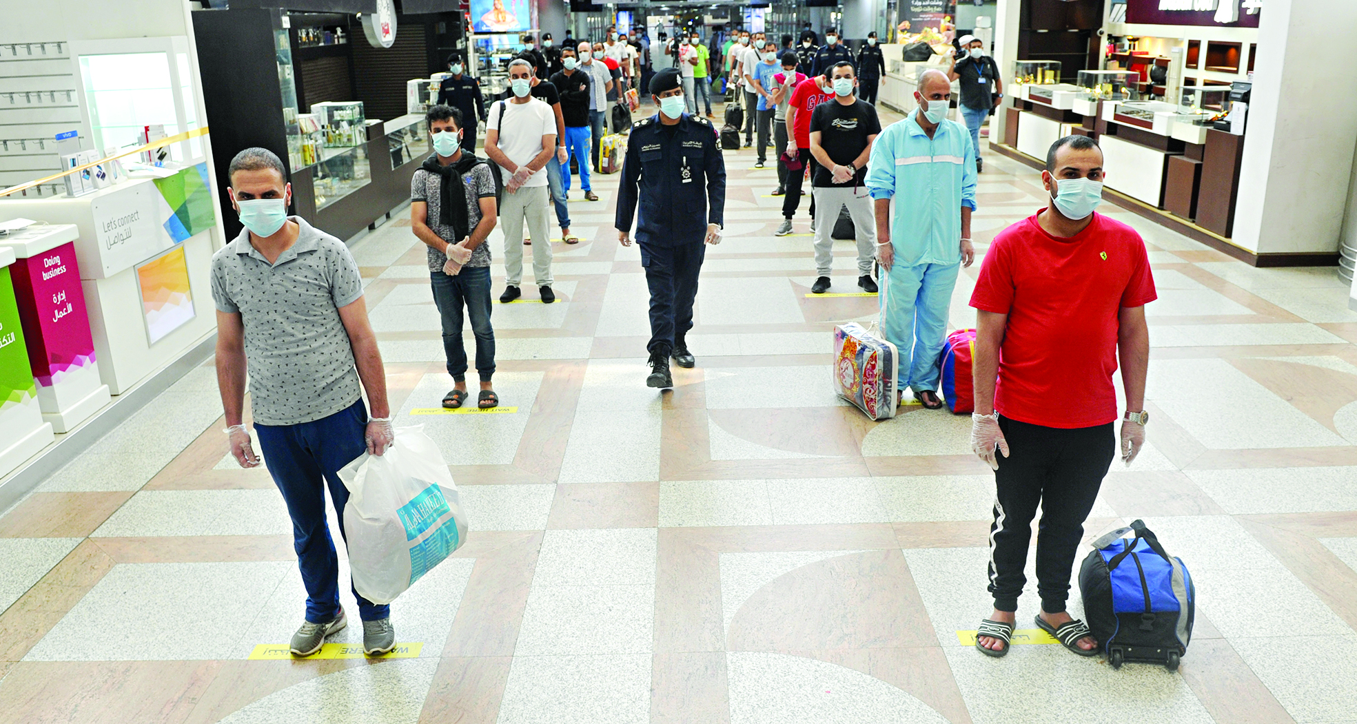 u0645u062eu0627u0644u0641u0648 u0627u0644u0625u0642u0627u0645u0629 u0627u0644u0645u0635u0631u064au0648u0646 u0641u064a u0637u0631u064au0642u0647u0645 u0644u0644u0645u063au0627u062fu0631u0629 u0628u0625u0634u0631u0627u0641 u0623u0645u0646u064a   t  (u062au0635u0648u064au0631 u0633u0639u0648u062f u0633u0627u0644u0645)