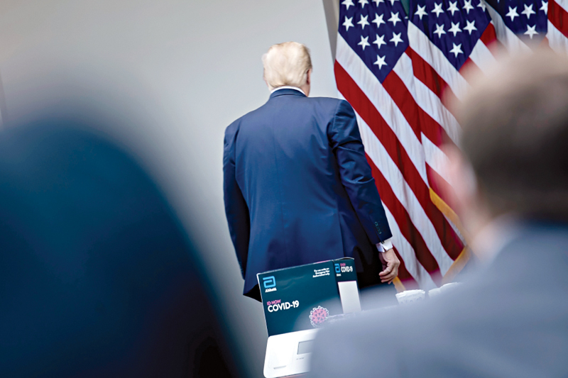 ترامب مغادراًً مؤتمره الصحافي اليومي فجأة 	(أ ف ب)