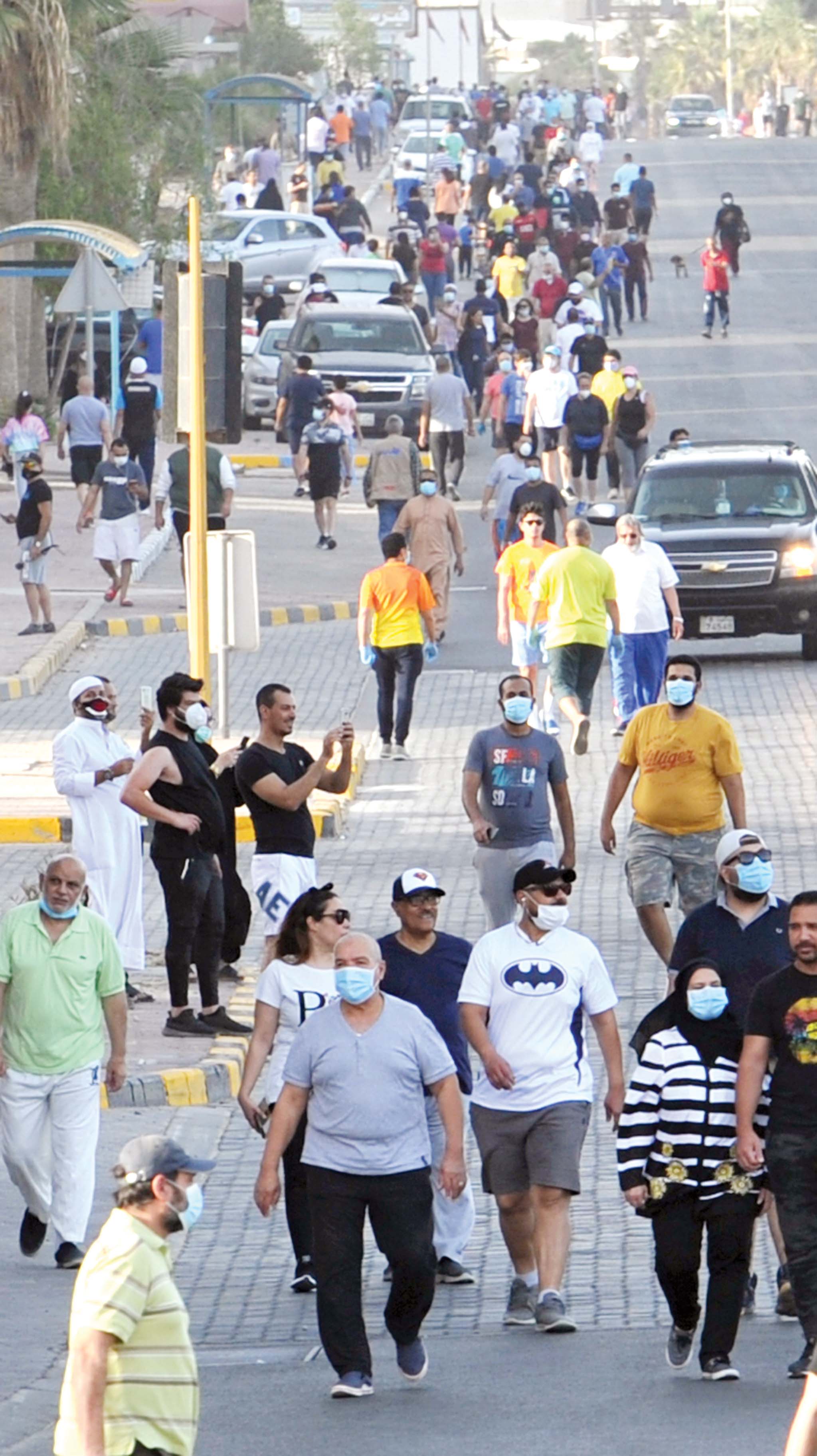 زحام شارع البلاجات كما بدا عصر أمس	(تصوير سعود سالم)