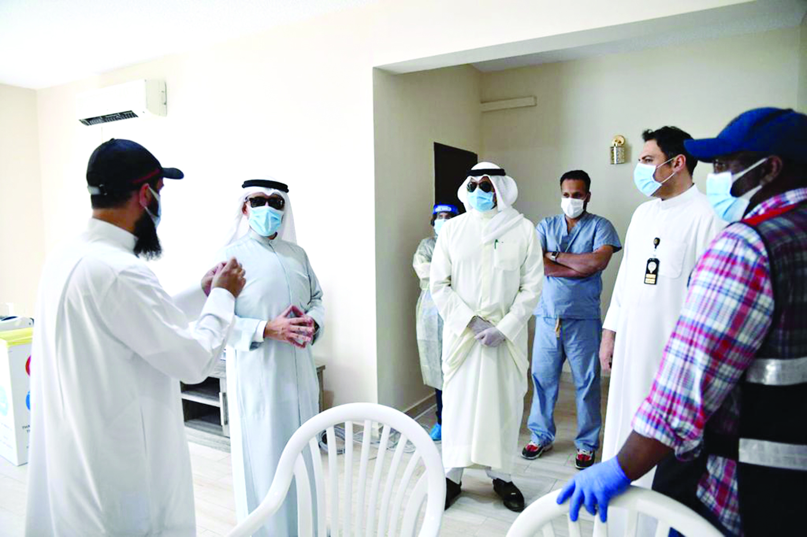 ... ومستمعاً إلى شرح من أحد المسؤولين