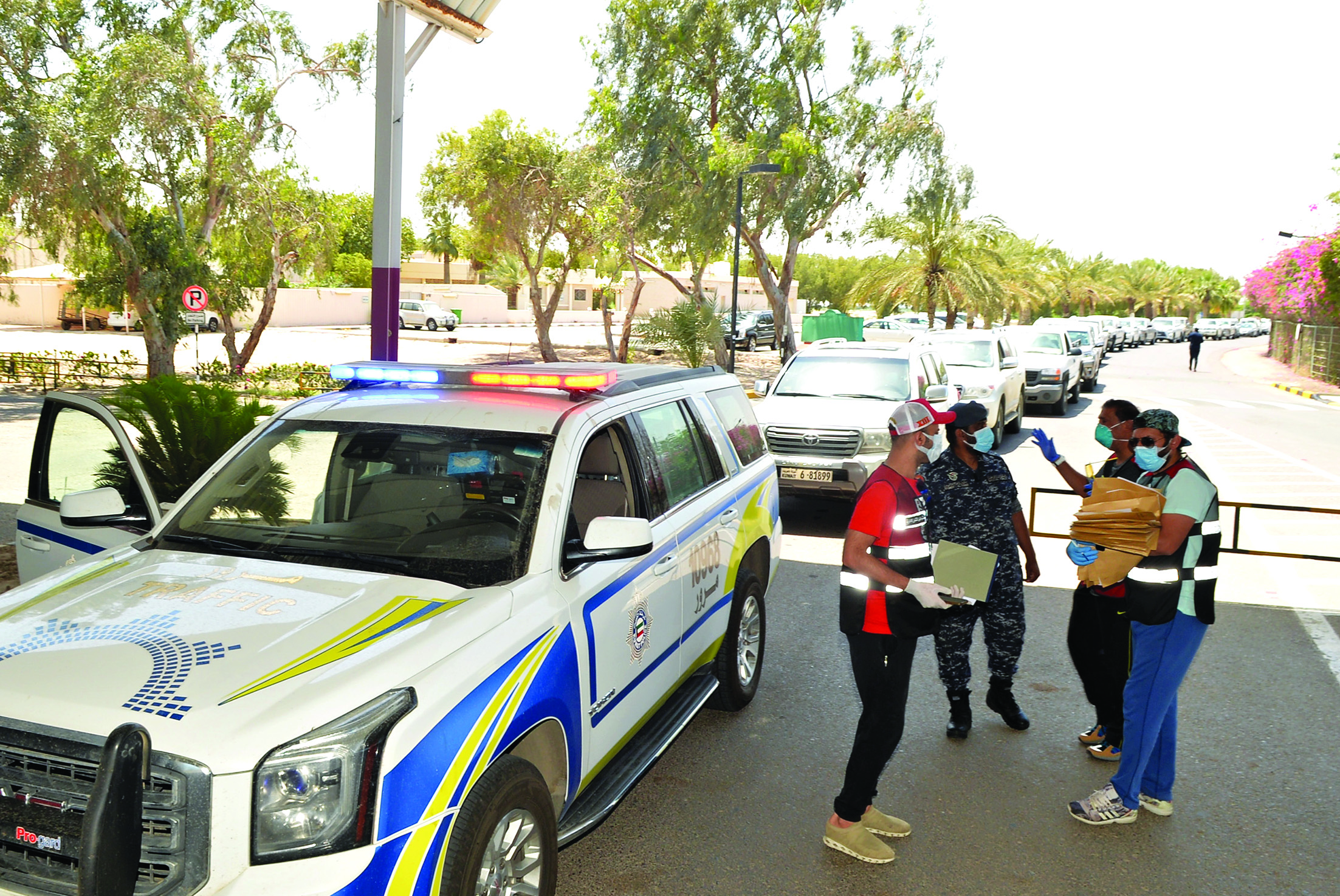 طابور من السيارات العائدة في المنفذ                                                        (تصوير أسعد عبدالله)