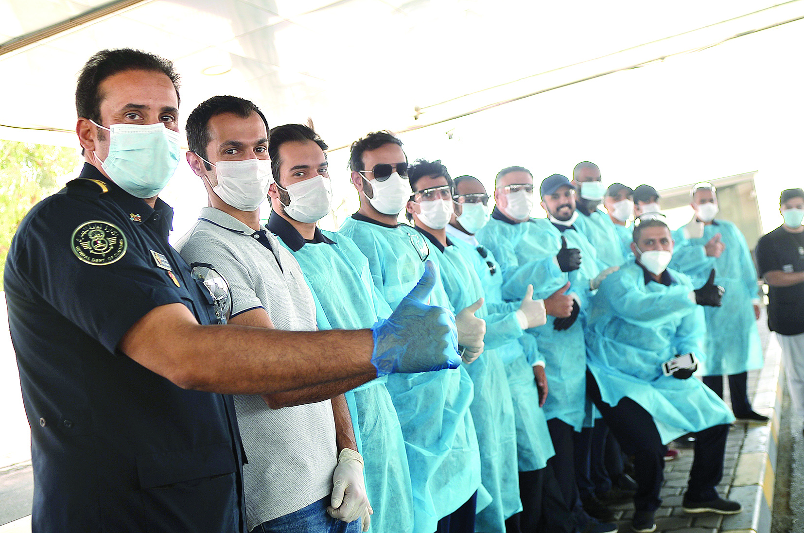 الفريق الطبي وأمنيون في استقبال العائدين 