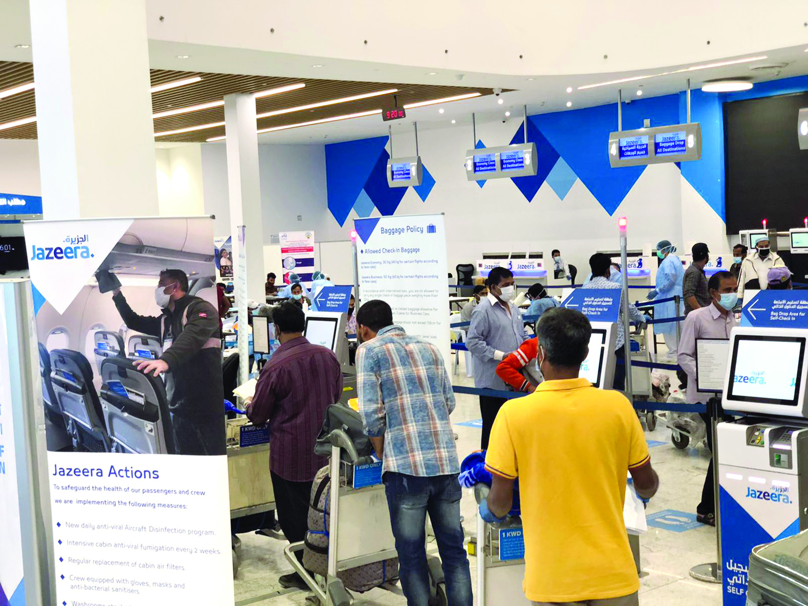 مغادرون في مطار الجزيرة                 	    (تصوير سعود سالم)