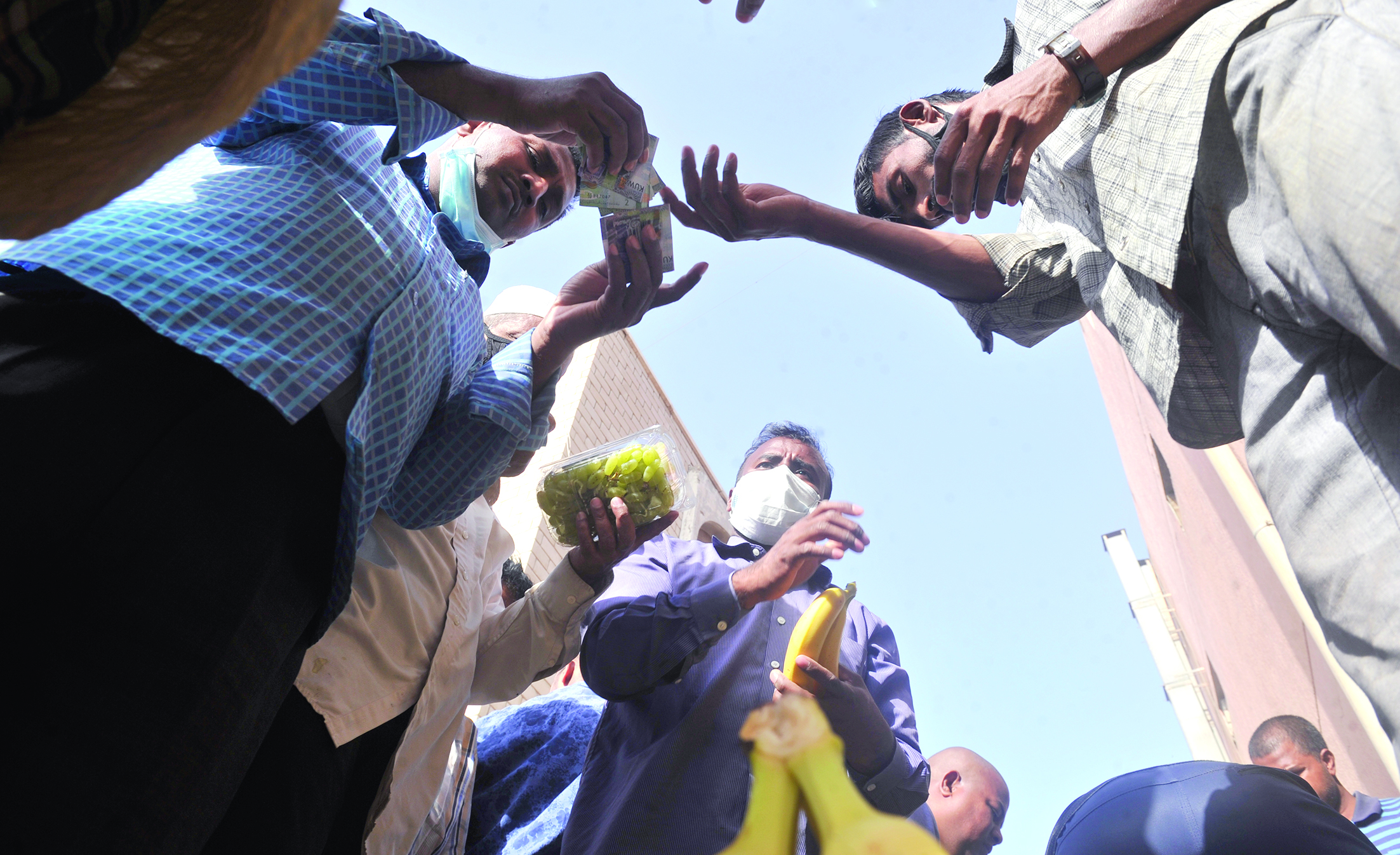 الزبائن تشتري وتدفع المال