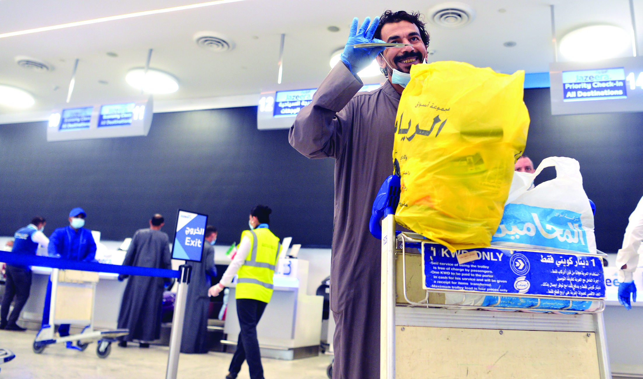 فرحاً بالمغادرة إلى دياره 