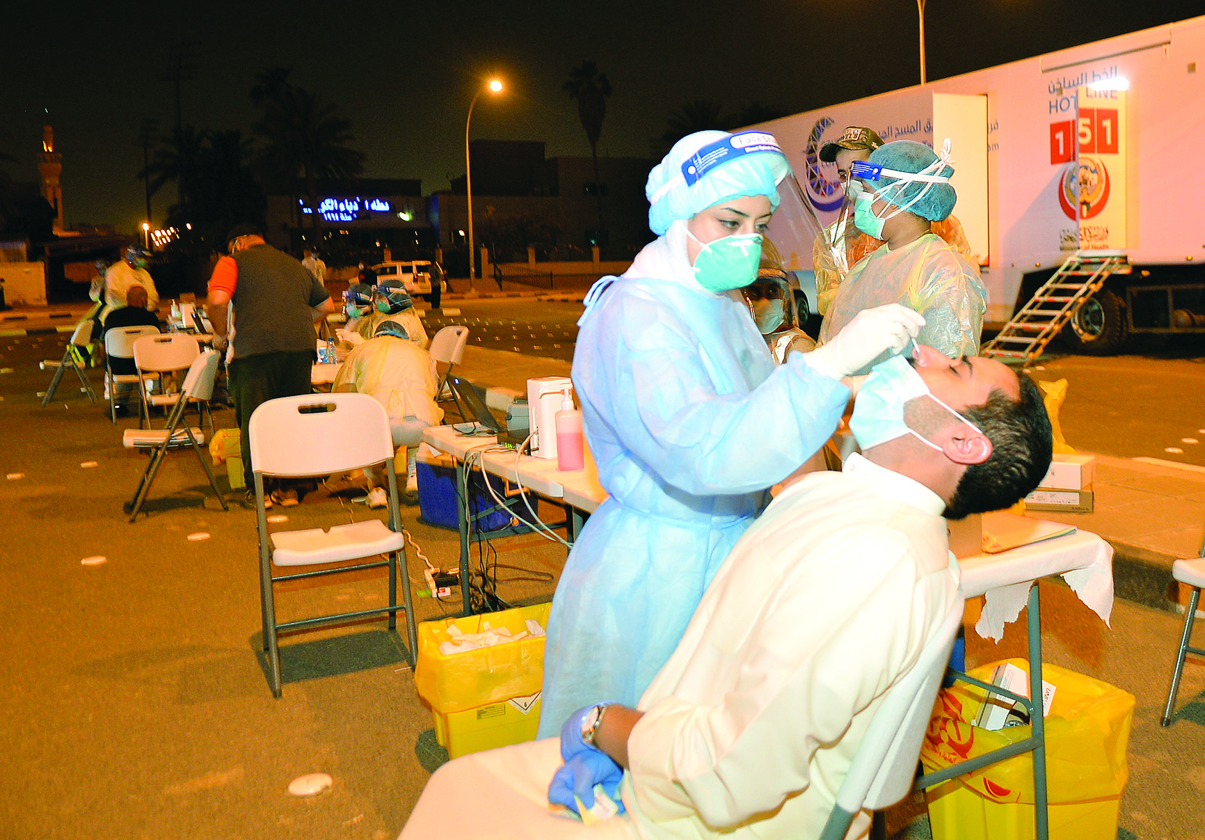 أخذ مسحة من أحد السكان